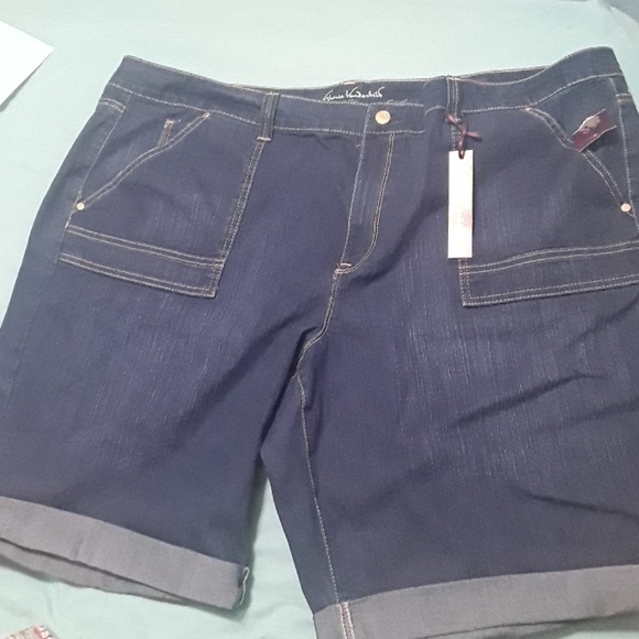 Gloria Vanderbilt Pants - Ladies NWT Gloria Vanderbilt Bermuda shorts sz 24w